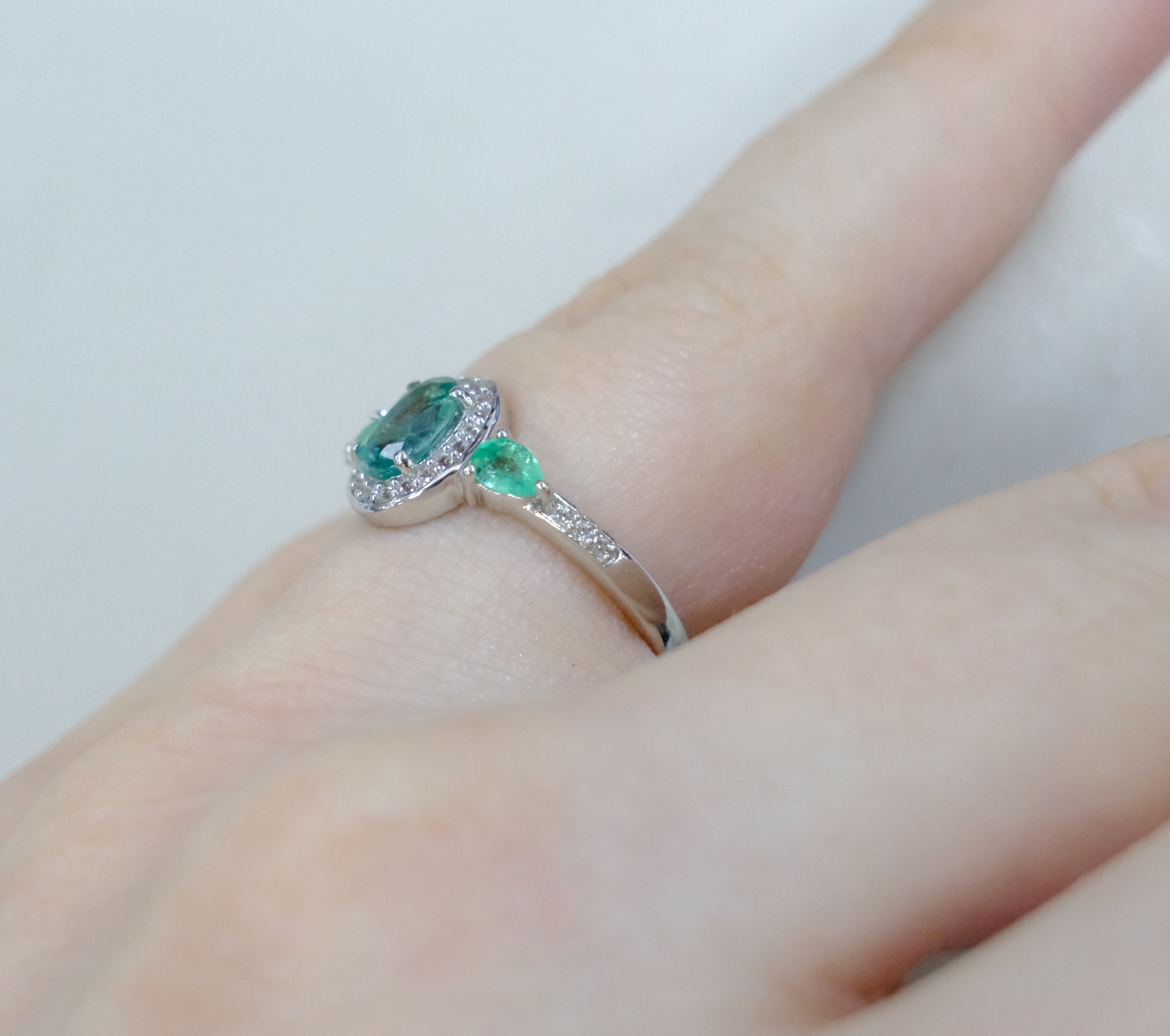 Серебряное кольцо с изумрудами